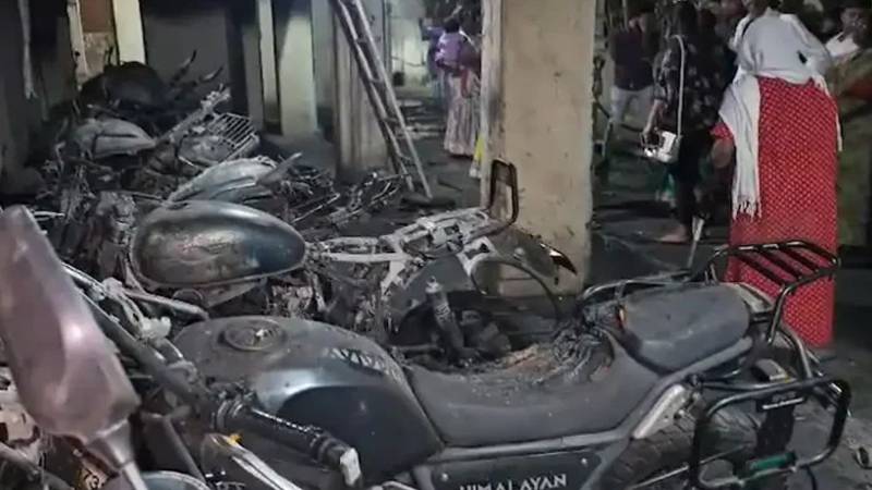 بھارت: نوجوان نے نشے کے پیسے نہ ملنے پر موٹر سائیکلوں کو آگ لگا دی، گرفتار