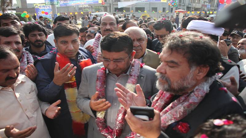 الرحمن گارڈن فیز2کے ہزاروں رہائشیوں کیلئے سوئی گیس کا تحفہ(چیئرمین میاں محمد مشتاق نے منصوبے کاافتتاح کردیا)