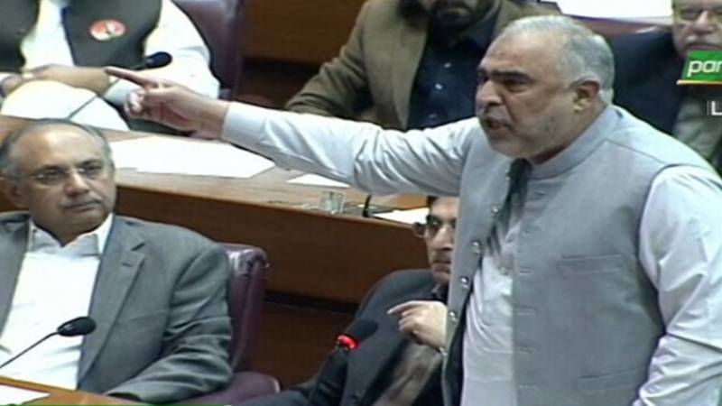 ٹرین حملہ: وزیر دفاع کو ذرا سی بھی شرم ہوتی تو آج استعفی دے دیتے، اسد قیصر