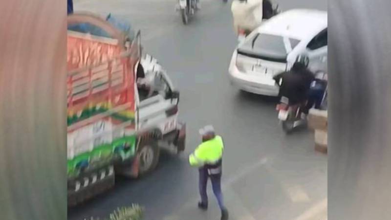 لاہور: ٹرک ڈرائیور کی جعلی چالان میسج سے دو نمبری پکڑی گئی، حوالات بند