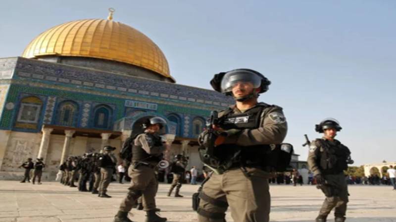 رمضان میں اسرائیلی فوج کا ظلم جاری، مسجد اقصیٰ میں فلسطینی نمازیوں پر حملہ