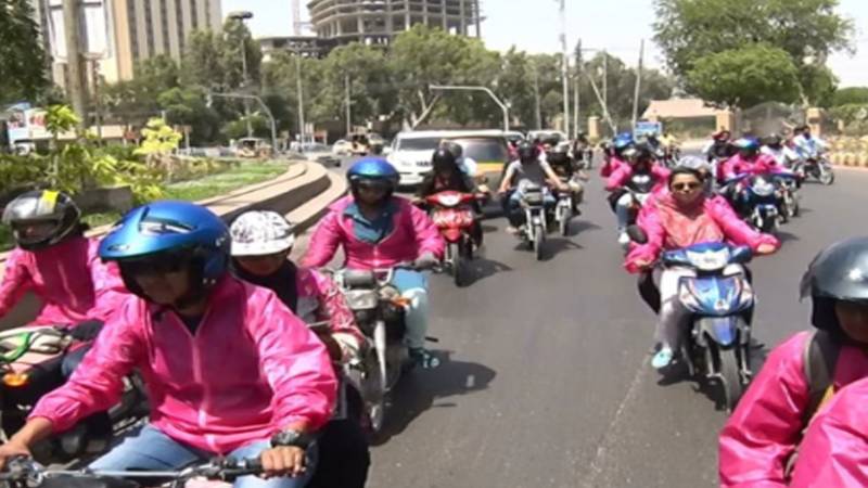 سندھ حکومت کا نوکری پیشہ خواتین کے لیے مفت پنک اسکوٹر فراہم کرنے کا اعلان