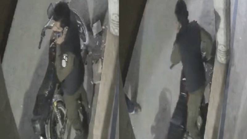 پولیس اہلکار نے شہری کی موٹرسائیکل چوری کر لی، ویڈیو وائرل