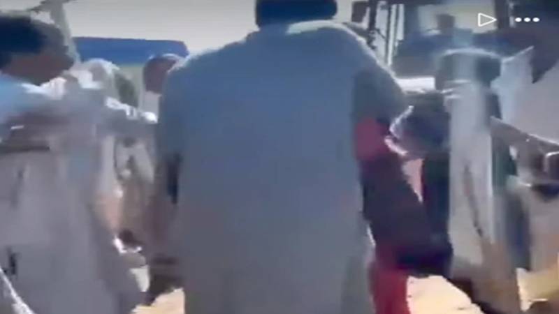 کرایے کے تنازع پر بس ڈرائیور اور کنڈیکٹر کا خواتین پر وحشیانہ تشدد