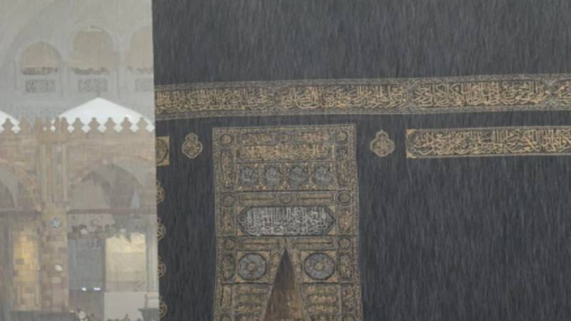 رمضان المبارک میں مسجد الحرام میں بارش، عمرہ زائرین کی خانہ کعبہ کے طواف میں مصروفیت