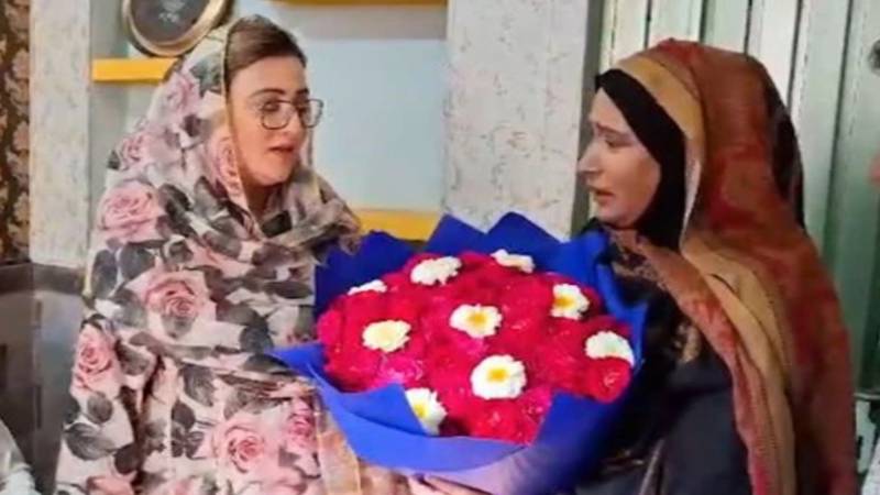 وزیر اطلاعات پنجاب عظمیٰ بخاری گلوکارہ نصیبو لال سے ملاقات کیلئے ان کے گھر پہنچ گئیں
