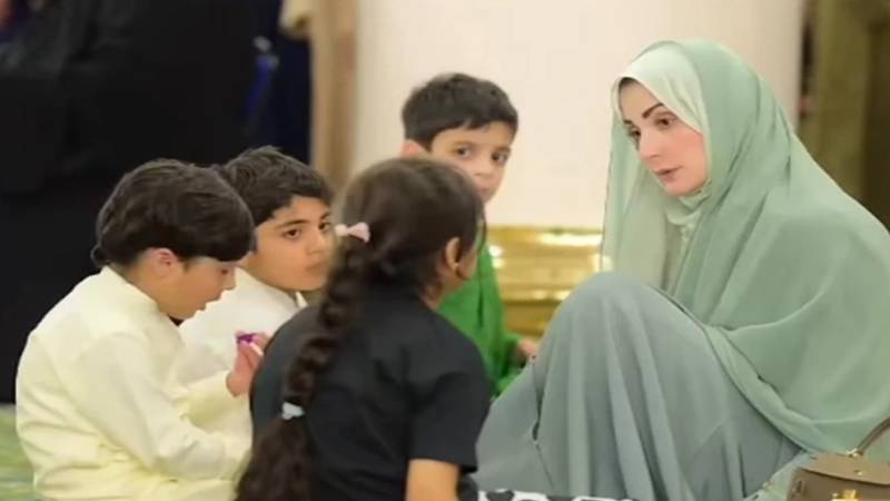 مریم نواز کی مسجد نبوی میں بچوں کے ساتھ محبت بھری گفتگو کی ویڈیو سوشل میڈیا پر وائرل