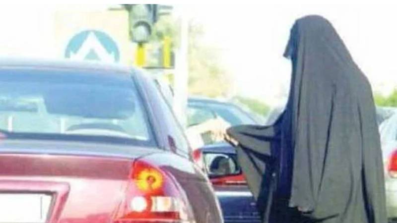 سیالکوٹ ایئرپورٹ پر عراق میں بھیک مانگنے والی 2 خواتین گرفتار