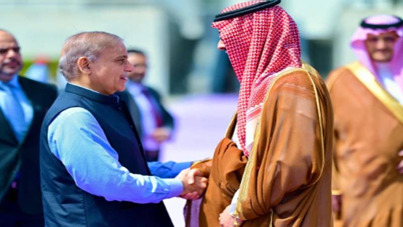 وزیرِ اعظم شہباز شریف سعودی عرب کا کامیاب دورہ مکمل کر کے اسلام آباد روانہ