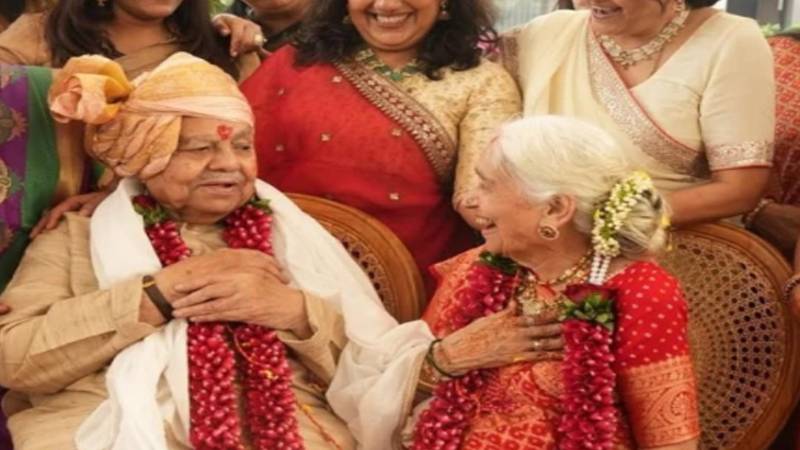 80 سالہ جوڑے نے شادی کی سالگرہ منانے کا انوکھا طریقہ اپنایا