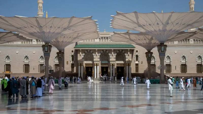 مسجد نبوی ﷺ کے گیٹ نمبر 100 میں 