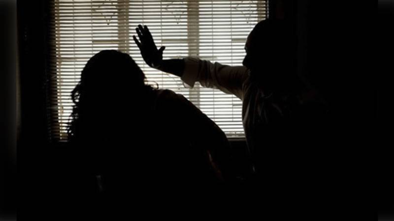 لڑکی کو بھگانے کے جھوٹے الزام میں خاتون پر تشدد، بال کاٹ کر قید کر دیا گیا
