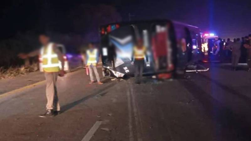 کلرکہار سالٹ رینج میں مسافر بس اُلٹ گئی، 5 جاں بحق، 25 سے زائد زخمی