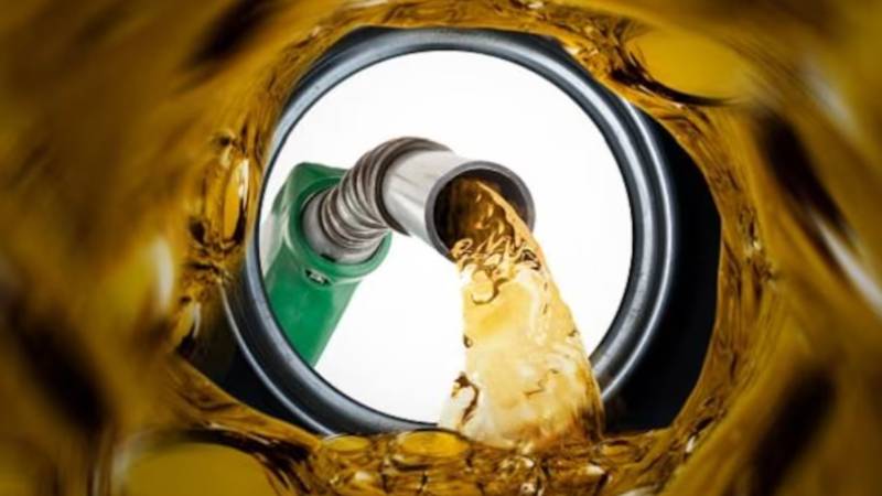 یکم اپریل سے پیٹرولیم مصنوعات کی قیمتوں میں کمی کا امکان، ذرائع