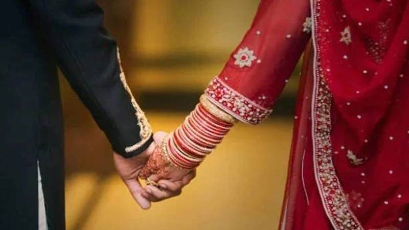 بھارت: شوہر نے بیوی اور آشنا کی مندر میں شادی کرادی، گواہ بھی بن گیا