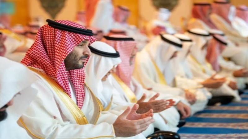 سعودی ولی عہد شہزادہ محمد بن سلمان کی مسجد الحرام میں نماز تراویح کی ادائیگی