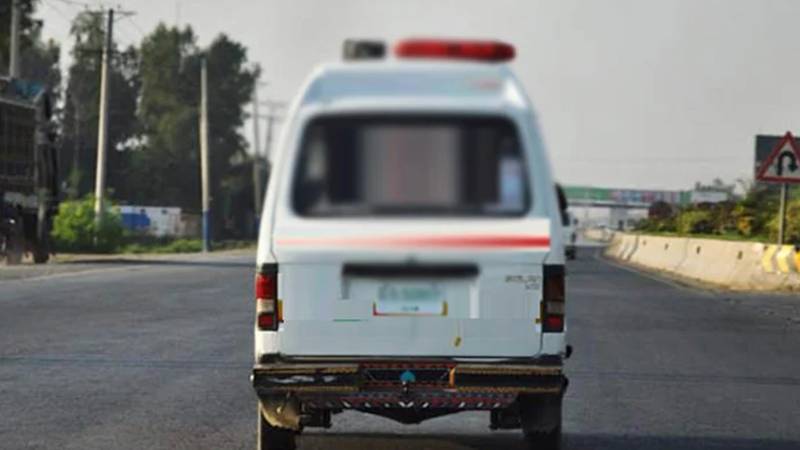 کراچی: ایمبولینس کی ٹکر سے راہگیر زخمی، ہجوم نے شیشے توڑے، ڈرائیور گرفتار