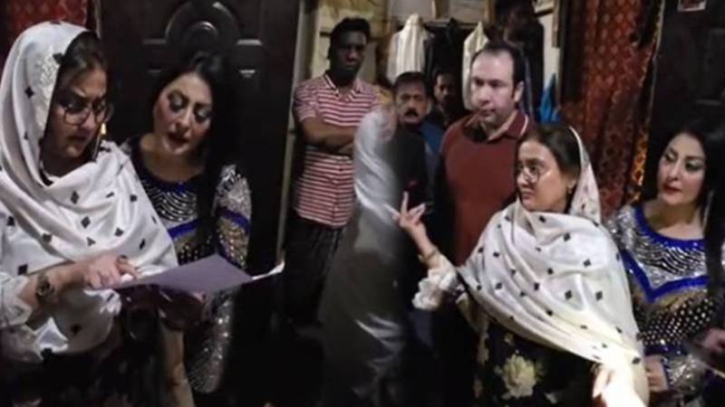 عظمی بخاری کا تھیٹرز پر چھاپہ، غیر اخلاقی ڈانس پر شدید برہمی کا اظہار