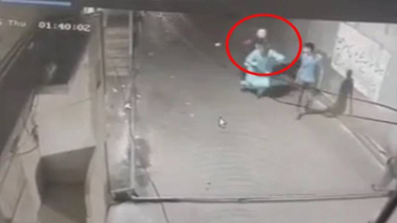 لاہور: جھگڑا ختم کروانے والے شخص کے قتل کی سی سی ٹی وی فوٹیج سامنے آگئی، ملزم فرار
