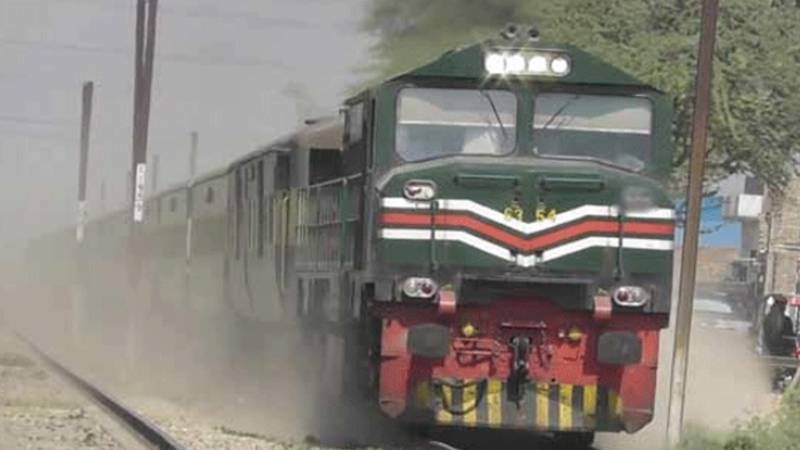 لاہور سے کراچی جانے والی ریل گاڑی پٹری سے اتر گئی، بڑا حادثہ