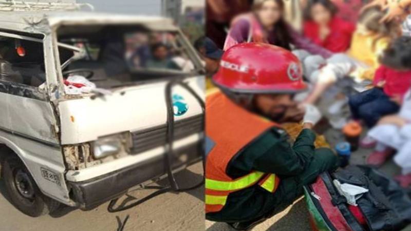 جوہر ٹاؤن میں سکول وین الٹنے کا حادثہ، 14 طلبہ زخمی