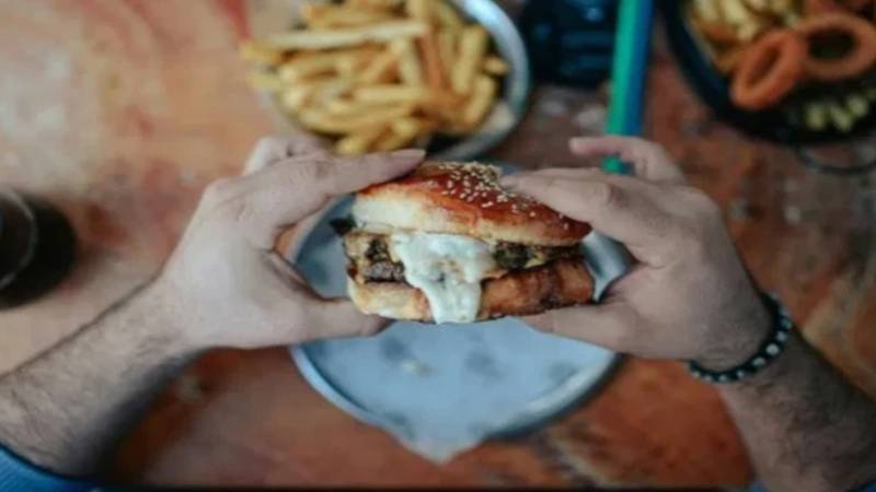 ہائی بلڈ پریشر اور شوگر کے مریضوں کے لیے 5 خطرناک غذائیں جن سے بچنا ضروری ہے