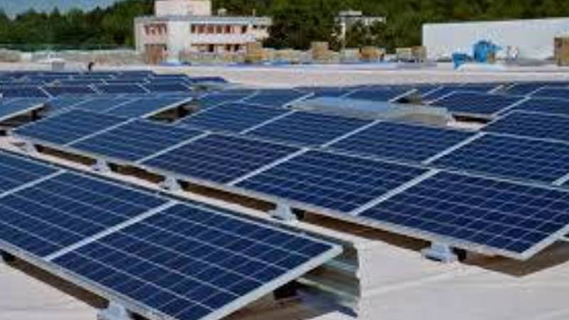 سولر پینلز کی قیمتوں میں ریکارڈ کمی، شہریوں کا فائدہ