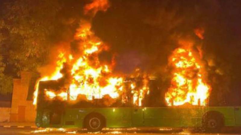 خوفناک حادثہ! مسافر بس آگ کی لپیٹ میں، متعدد زخمی