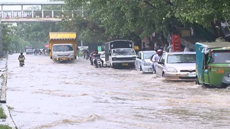 لاہور ہائیکورٹ کے جی پی او چوک میں بارش کے بعد پانی جمع، وکلاء اور سائلین کو مشکلات کا سامنا