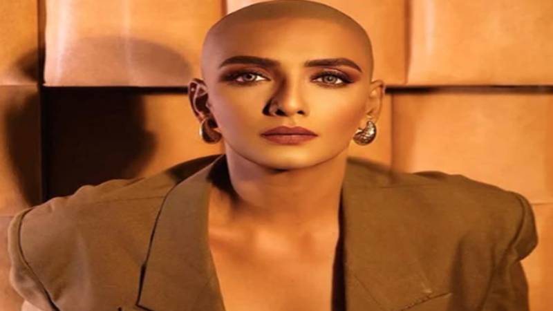 اکشے کمار کی ساتھی اداکارہ شانتی پریا نے خوبصورتی کے معیار چیلنج کرتے ہوئے سر منڈوا لیا