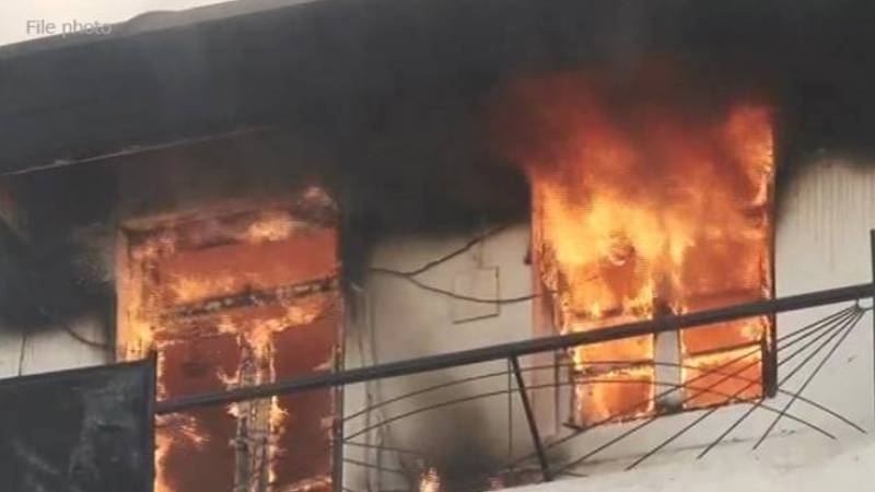 ملتان روڈ پر 4 منزلہ پلازے میں بھڑکتی آگ، لاکھوں کا مالیت جل کر راکھ