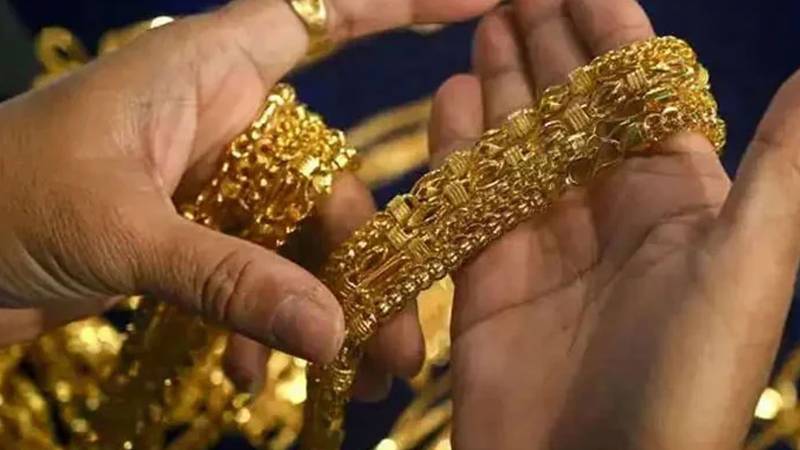 سونے کی مسلسل بڑھتی قیمت کو بریک، معمولی کمی سامنے آ گئی