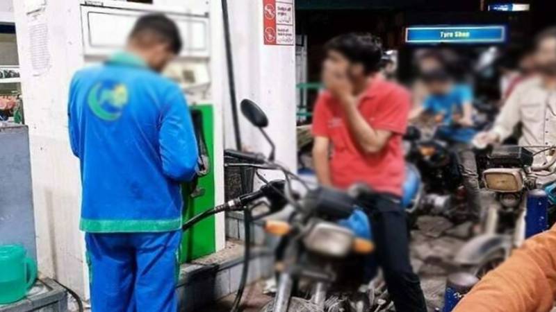 پیٹرولیم مصنوعات کی قیمتوں میں کمی نہ ہونے پر شہریوں کا غصہ بھڑک اٹھا