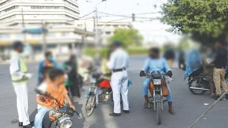 کراچی: ٹریفک قوانین کی خلاف ورزی پر سخت کارروائی، 11 ہزار موٹر سائیکلیں ضبط