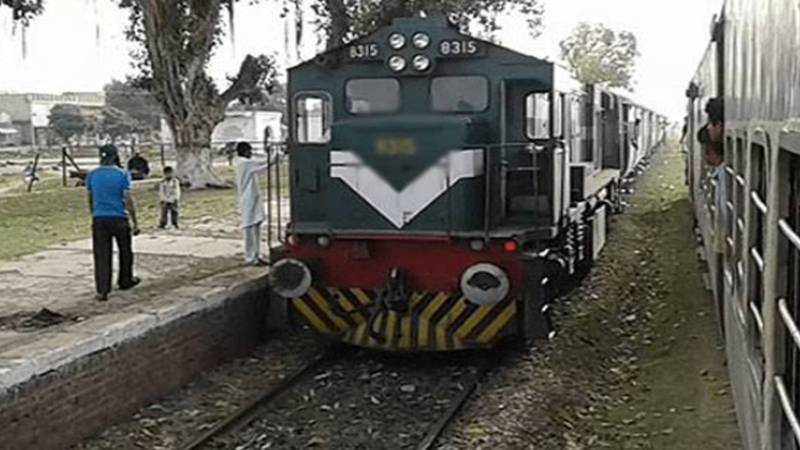 حیدرآباد: ریلوے ٹریک عبور کرتے ہوئے افسوسناک حادثہ، دو لڑکیاں جاں بحق