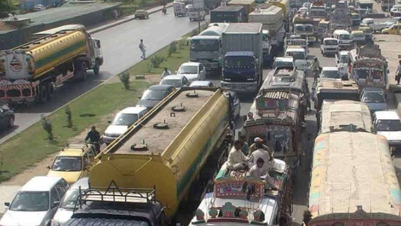 کراچی: دن کے وقت ہیوی ٹریفک پر دو ماہ کیلئے مکمل پابندی عائد