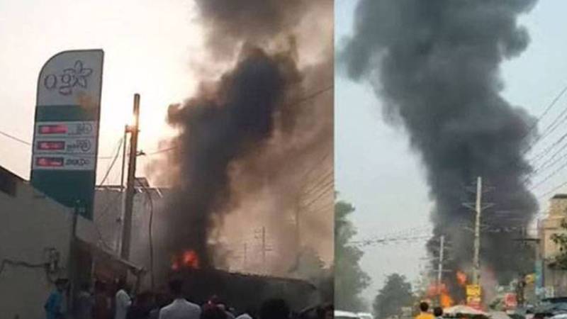 فیصل آباد: پیٹرول پمپ پر آئل ٹینکر میں آتشزدگی، 3 گاڑیاں جل گئیں