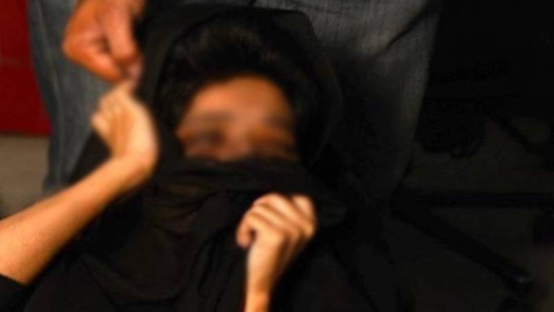 عارف والا: سفاک ملزم کا خاتون پر بدترین تشدد، زیادتی کے بعد ویڈیو بناتا رہا، بال کاٹ دیے