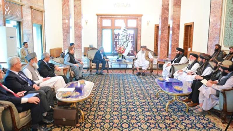 اسحاق ڈار کی افغان عبوری وزیرِ اعظم ملا محمد حسن اخوند سے ملاقات