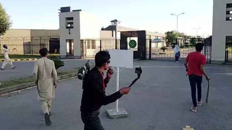جی ایچ کیو حملہ کیس: عمران خان سمیت دیگر ملزمان کے خلاف سماعت مؤخر، جج کی رخصت کے باعث کارروائی نہ ہو سکی