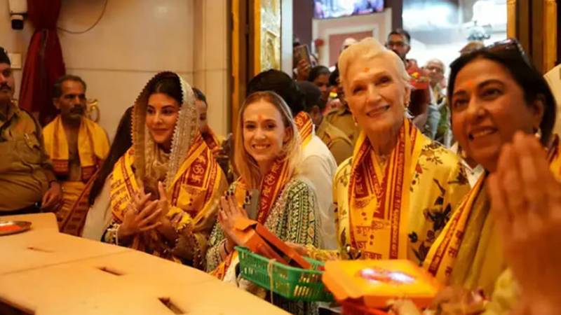 جیکولین فرنینڈس اور ایلون مسک کی والدہ مائے مسک کی سدھی ونایک مندر میں مشترکہ حاضری