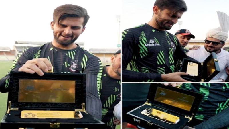 لاہور قلندرز کا شاہین آفریدی کو 24 قیراط گولڈ پلیٹڈ آئی فون کا شاندار تحفہ