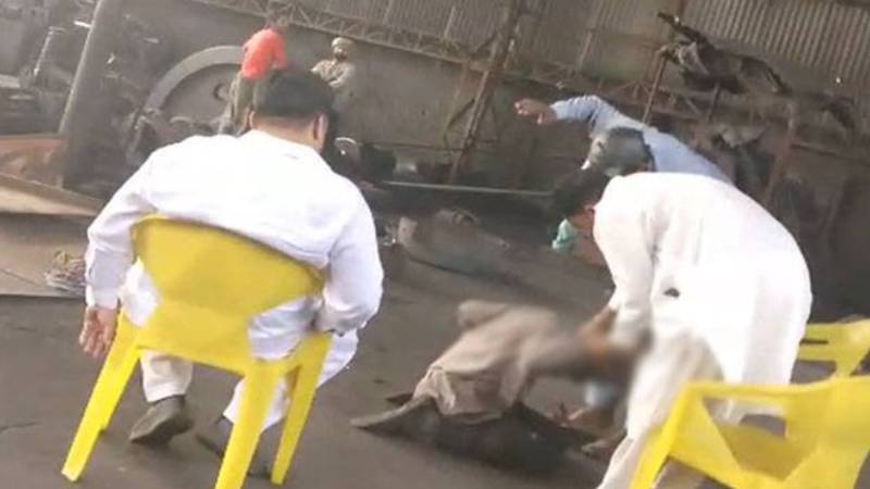مناواں میں نوجوان مزدور پر تشدد، ویڈیو وائرل، پولیس نے مقدمہ درج کرلیا