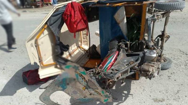 لاہور: مسلم ٹاؤن فلائی اوور کے قریب تیز رفتار مزدا کی رکشے کو ٹکر، تین افراد زخمی