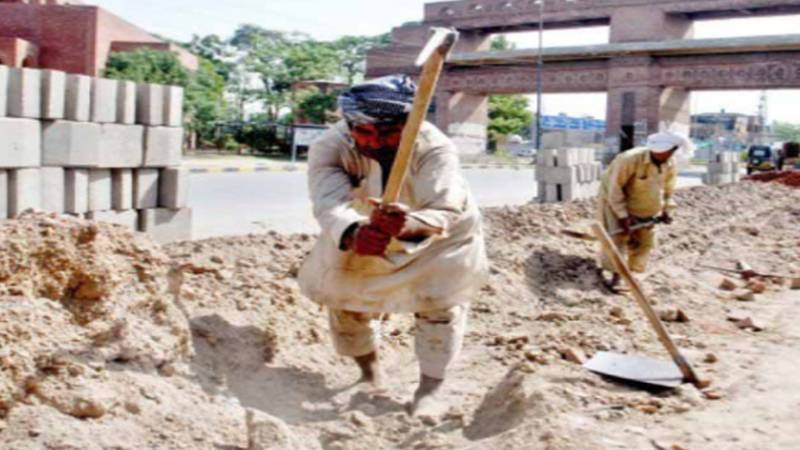یومِ مزدور پر عام تعطیل، محنت کش مہنگائی اور بے روزگاری کے باوجود دیہاڑی کی تلاش میں