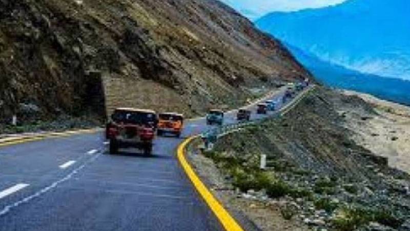 شاہرائے قراقرم پر خوفناک حادثہ، 8 افراد جاں بحق، خواتین اور بچے شامل