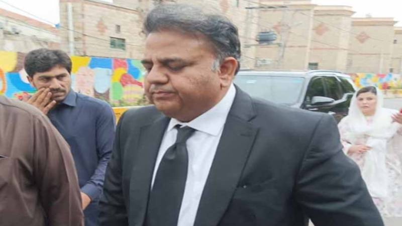 جی ایچ کیو حملہ کیس: فواد چوہدری کے وارنٹ گرفتاری منسوخ، ضمانت منظور