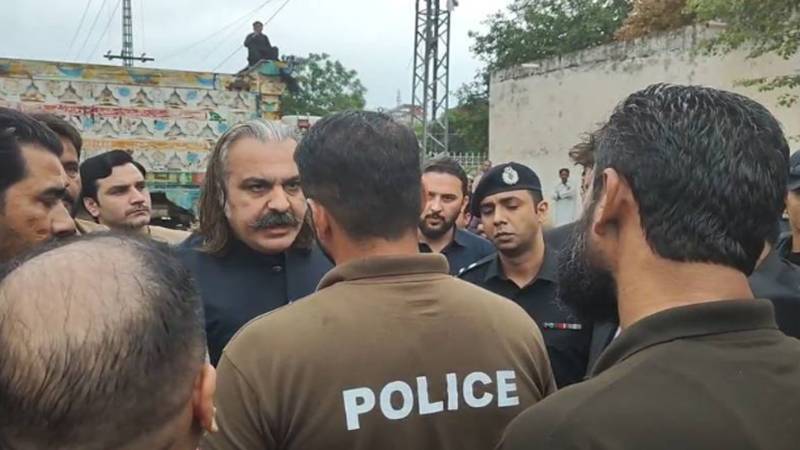 علی امین گنڈا پور کا اڈیالہ جیل کی جانب پیدل مارچ، پولیس کے ساتھ تلخ کلامی