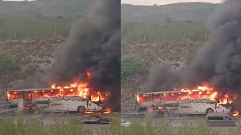 کلرکہار: موٹروے پر مسافر بس میں آگ لگ گئی، 48 افراد معجزانہ طور پر محفوظ
