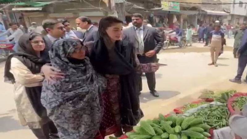 وزیراعلیٰ پنجاب مریم نواز کا سبزی کی دکان پر اچانک دورہ، شہریوں سے ملاقات